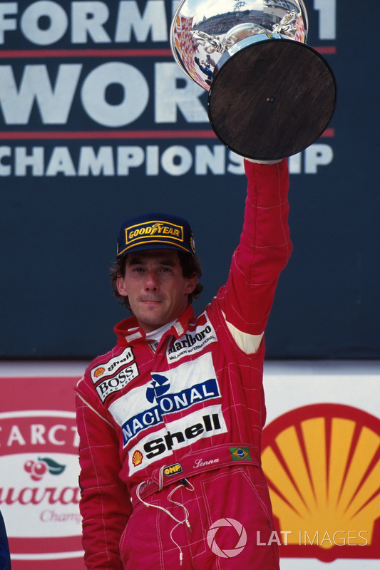 Podio: ganador de la carrera Ayrton Senna, McLaren