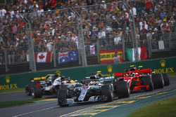 Льюис Хэмилтон, Mercedes AMG F1 W09, Кими Райкконен и Себастьян Феттель, Ferrari SF71H, Кевин Магнус