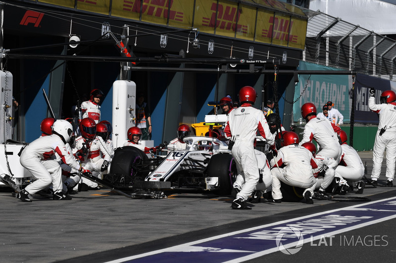 Charles Leclerc, Sauber C37, pit stop