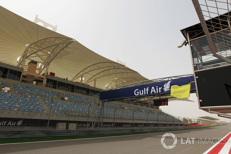 Gelbe Flagge und Rote Ampel am Bahrain International Circuit