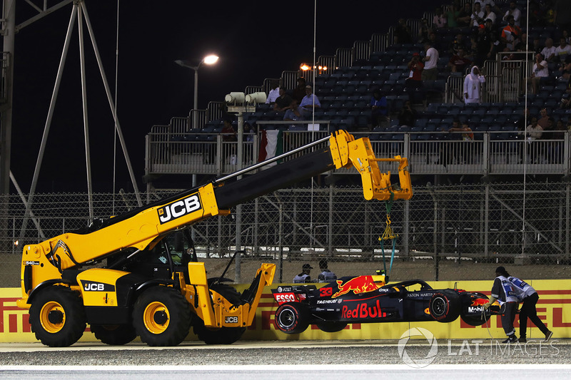 Max Verstappen, Red Bull Racing RB14 Tag Heuer, melintir di akhir Q1