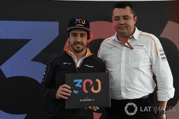 Fernando Alonso, McLaren, celebra sus 300 grandes premios con Eric Boullier, director de McLaren