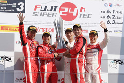 総合優勝を果たした#99 Y's distraction GTNET GT-Rのメンバー