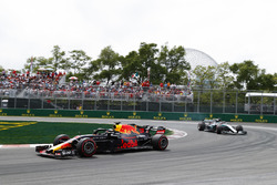 Daniel Ricciardo, Red Bull Racing RB14, precede Lewis Hamilton, Mercedes AMG F1 W09
