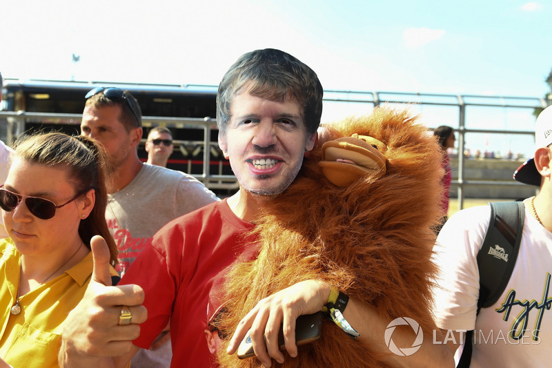 Un tifoso con la maschera di Sebastian Vettel, Ferrari