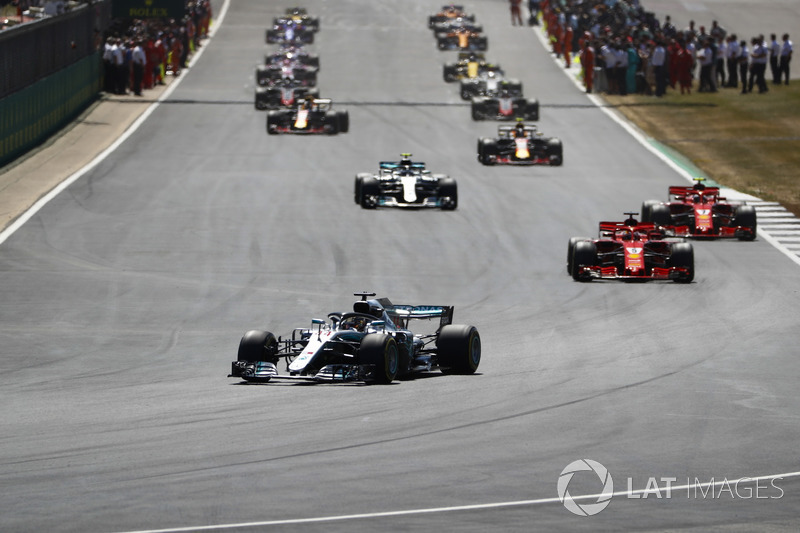 Lewis Hamilton, Mercedes AMG F1 W09, precede Sebastian Vettel, Ferrari SF71H, Kimi Raikkonen, Ferrari SF71H, Valtteri Bottas, Mercedes AMG F1 W09, nel giro di formazione