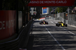 Carlos Sainz Jr., Renault Sport F1 Team R.S. 18., leads Daniel Ricciardo, Red Bull Racing RB14