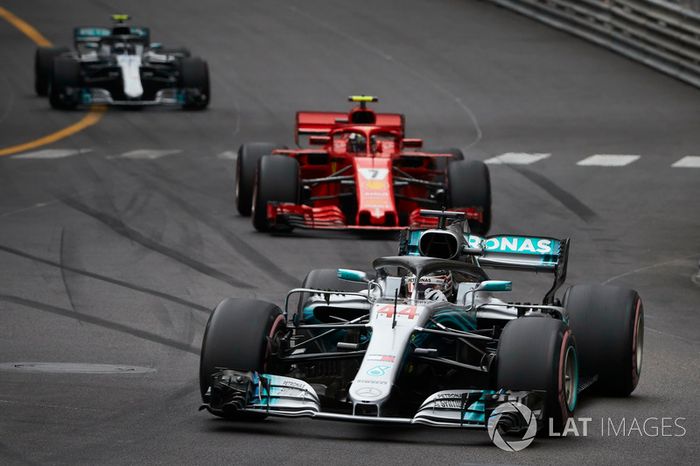 Lewis Hamilton, Mercedes AMG F1 W09, Kimi Raikkonen, Ferrari SF71H, Valtteri Bottas, Mercedes AMG F1 W09