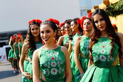 Chicas en el paddock