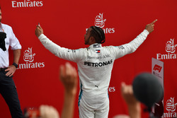 Il vincitore della gara Lewis Hamilton, Mercedes-AMG F1, festeggia nel parco chiuso