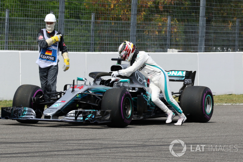 Lewis Hamilton, Mercedes-AMG F1 W09 stops on track and pushes his car