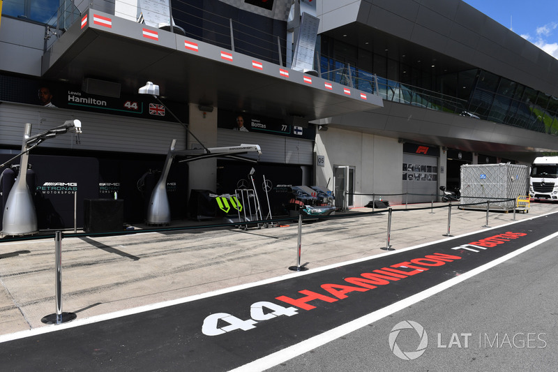 Paravento davanti al box Mercedes AMG F1