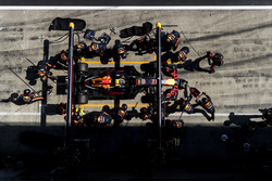 Daniel Ricciardo, Red Bull Racing RB14, effettua un pit stop