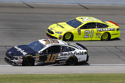 Aric Almirola, Stewart-Haas Racing, Ford Fusion Smithfield and Paul Menard, Wood Brothers Racing, Ford Fusion Menards / Sylvania