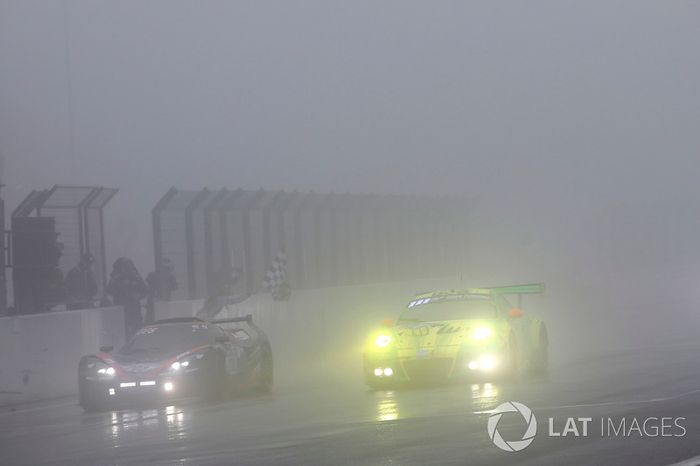 Bandera a cuadros #912 Manthey Racing Porsche 911 GT3 R: Richard Lietz, Patrick Pilet, Frédéric Makowiecki, Nick Tandy