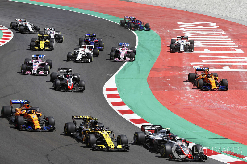 Inicio: Kevin Magnussen, Haas F1 Team VF-18, lidera Carlos Sainz Jr., Renault Sport F1 Team R.S. 18, Fernando Alonso, McLaren MCL33 y Romain Grosjean, Haas F1 Team VF-18, como Stoffel Vandoorne, McLaren MCL33, y Marcus Ericsson, Sauber C37, corren de par en par