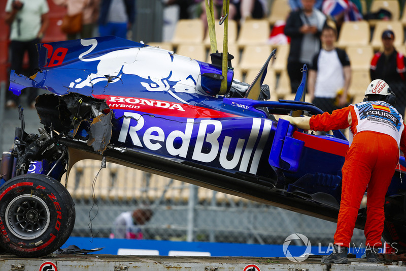 Les commissaires retirent la Toro Rosso STR13 de Brendon Hartley, dont la boîte de vitesses pend à l'arrière