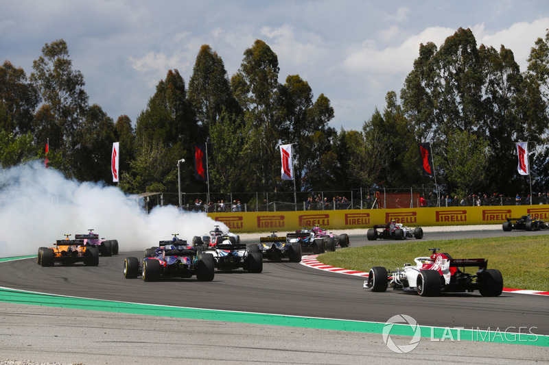 Romain Grosjean, Haas F1 Team VF-18, melintir di tengah trek dan tertabrak Nico Hulkenberg, Renault Sport F1 Team R.S. 18, dan Pierre Gasly, Toro Rosso STR13