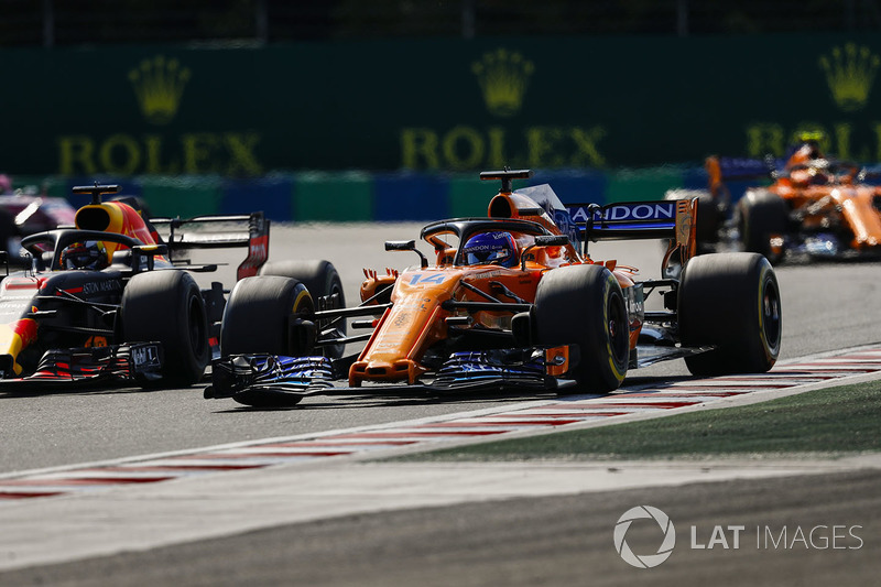 Fernando Alonso, McLaren MCL33, lucha conDaniel Ricciardo, Red Bull Racing RB14