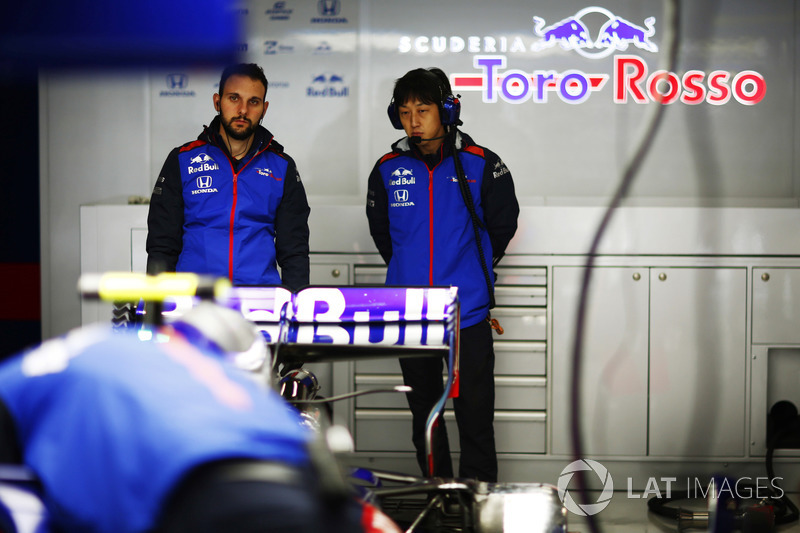 Des membres de Toro Rosso et Honda dans le garage