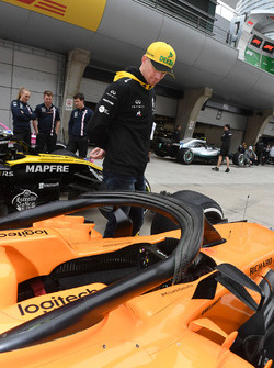Nico Hulkenberg, Renault Sport F1 Team looks at McLaren MCL33