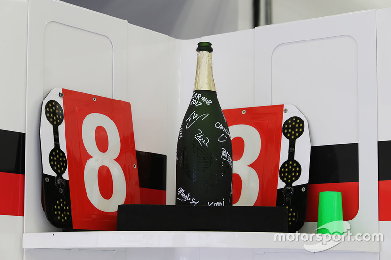 Champagne bottle of race winners Sébastien Buemi, Anthony Davidson, Kazuki Nakajima, Toyota Gazoo Racing 