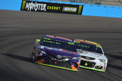 Denny Hamlin, Joe Gibbs Racing Toyota, Chase Elliott, Hendrick Motorsports Chevrolet