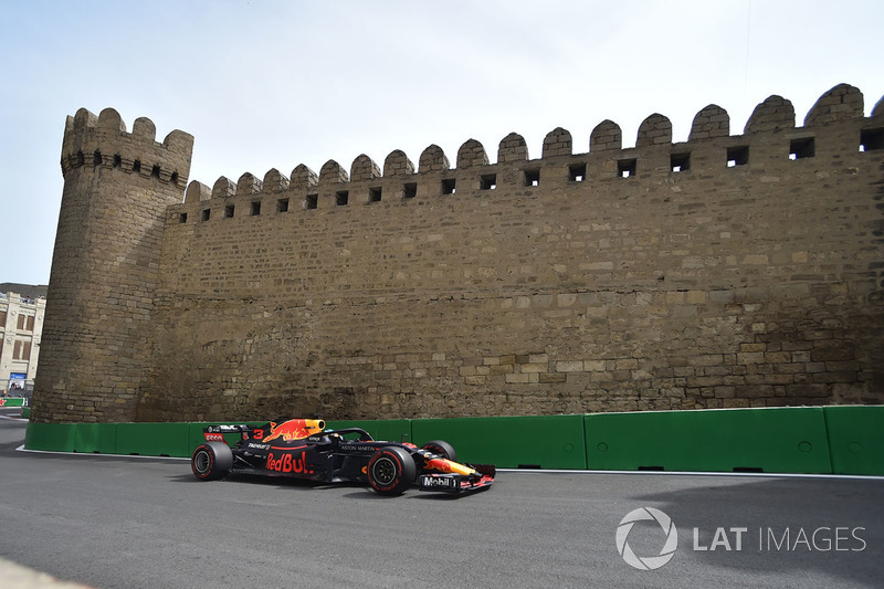 Daniel Ricciardo foi soberano do início ao fim do TL2 e terminou como mais rápido do dia