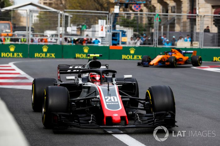 Kevin Magnussen, Haas F1 Team VF-18 Ferrari, Fernando Alonso, McLaren MCL33 Renault