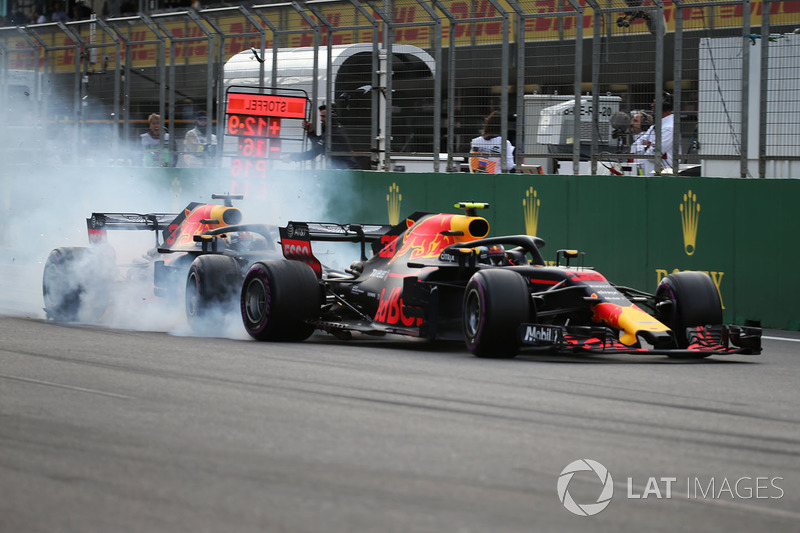 Max Verstappen, Red Bull Racing RB14 et Daniel Ricciardo, Red Bull Racing RB14 se crashent