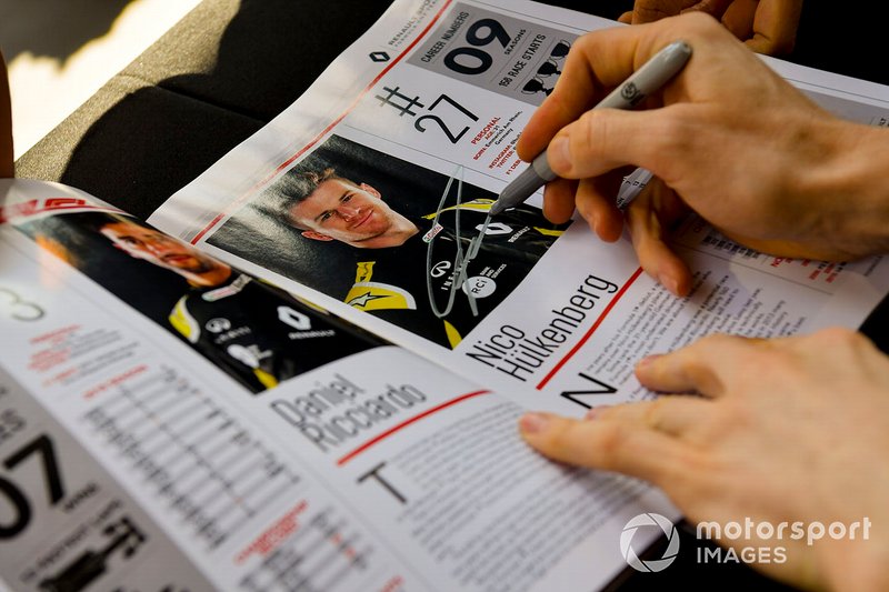 Nico Hulkenberg, Renault F1 Team, firma autografi ai tifosi