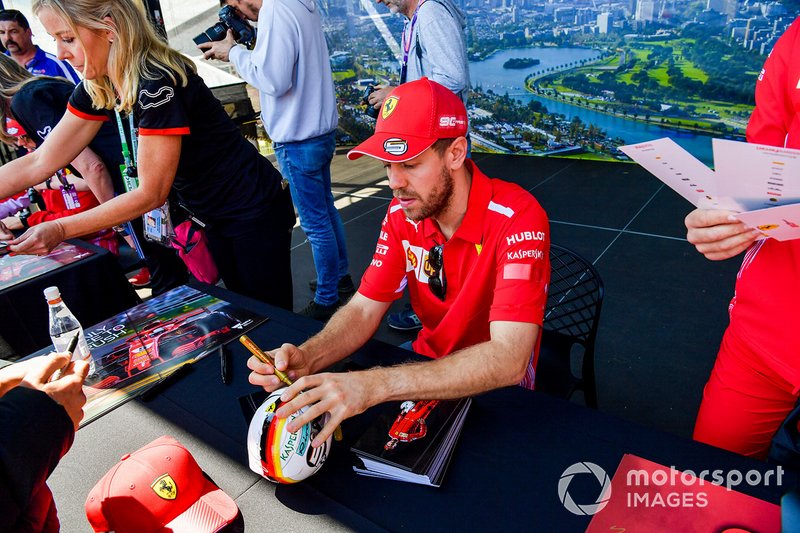 Sebastian Vettel, Ferrari, firma autografi ai tifosi
