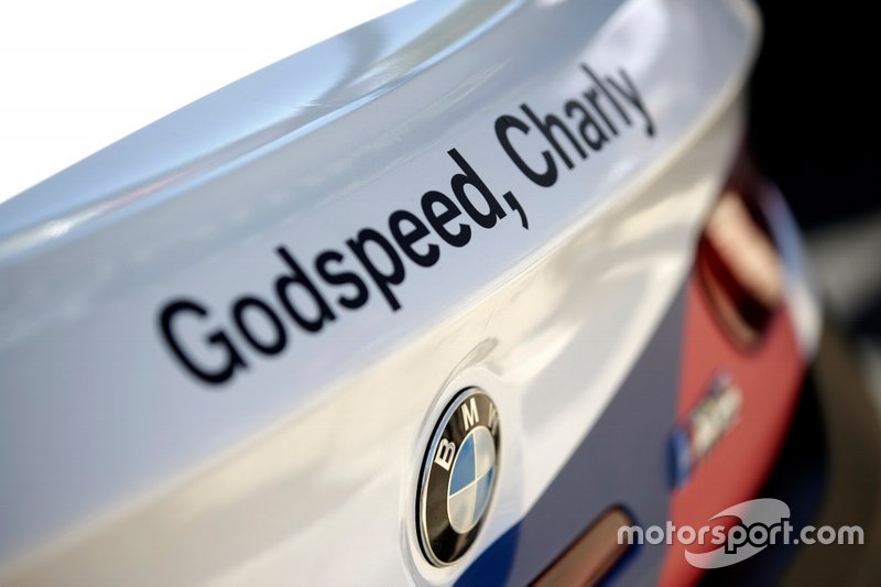 Godspeed, Charly op de wagen van #42 BMW Team Schnitzer BMW M6 GT3: Augusto Farfus, Chaz Mostert, Martin Tomczyk