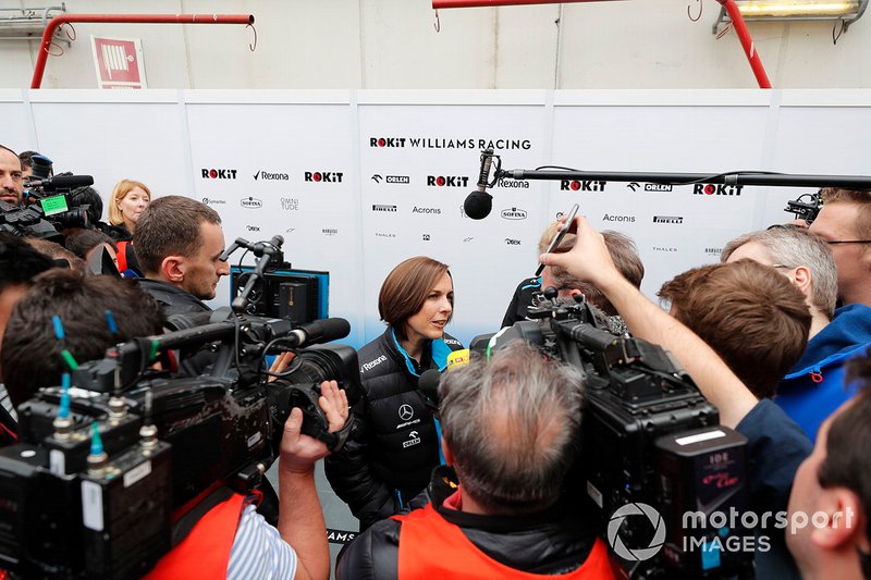 Claire Williams, directrice adjointe de Williams, parle à la presse