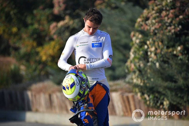 Lando Norris, McLaren, rientra dopo essersi fermato nella ghiaia