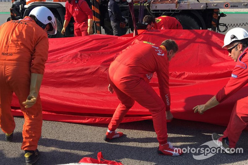 Sebastian Vettel, Ferrari SF90, dopo lo stop a bordo pista