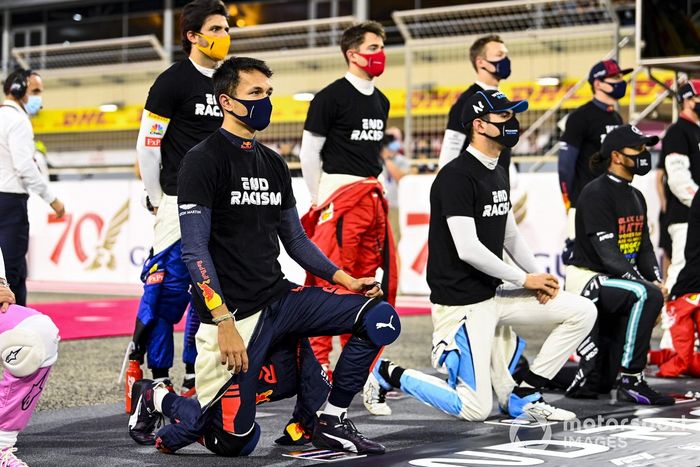Los pilotos se paran y se arrodillan en apoyo de la campaña para el fin del racismo 