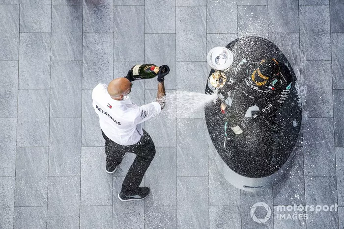 Podio: ganador de la carrera Valtteri Bottas, Mercedes-AMG F1, tercer lugar Lewis Hamilton, Mercedes-AMG F1