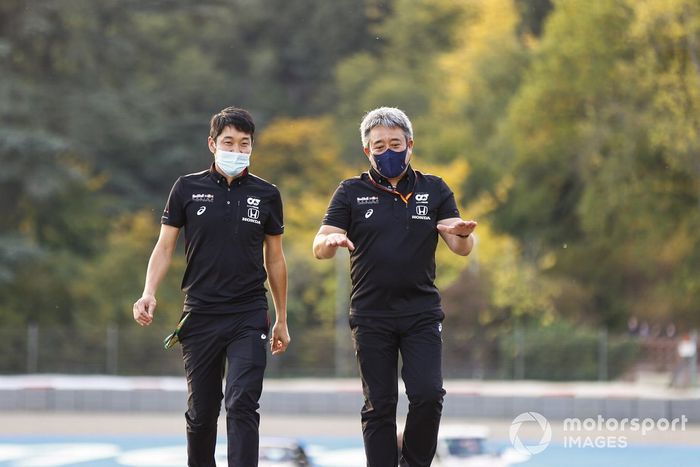 Masashi Yamamoto, Director General de Honda Motorsport, camina por la pista