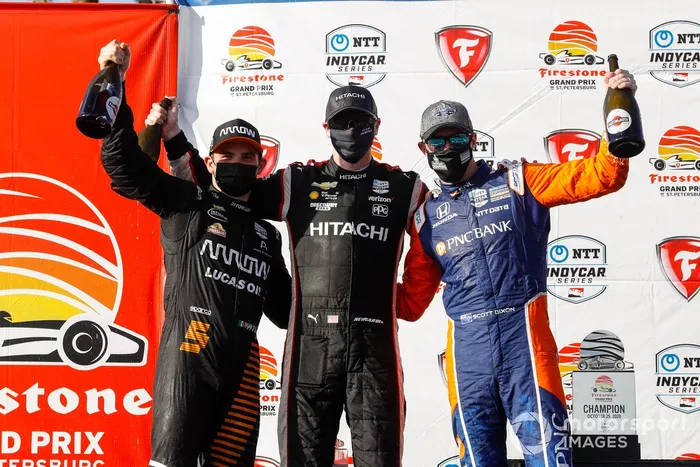 Podio: Ganador de la carrera Josef Newgarden, Team Penske Chevrolet, segundo lugar Patricio O'Ward, Arrow McLaren SP Chevrolet, y tercer lugar Scott Dixon, Chip Ganassi Racing Honda
