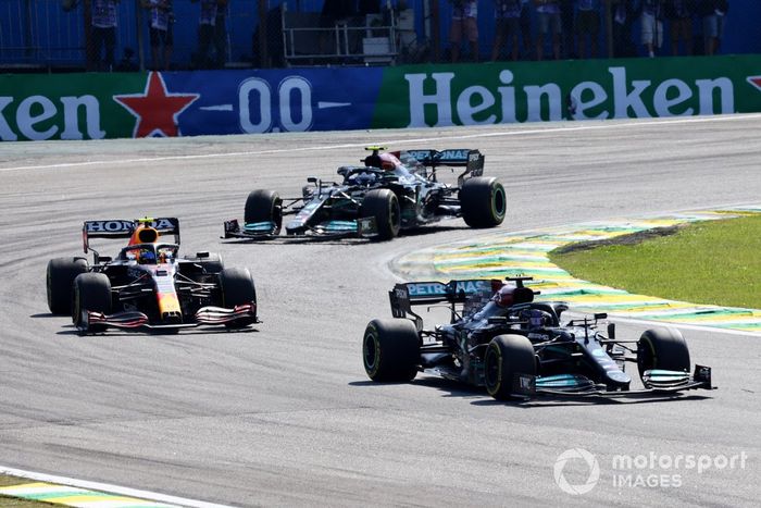 Lewis Hamilton, Mercedes W12, Sergio Perez, Red Bull Racing RB16B, Valtteri Bottas, Mercedes W12 