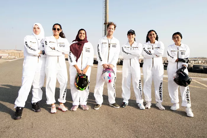 Sebastian Vettel, Aston Martin con mujeres de Arabia durante un evento de karting
