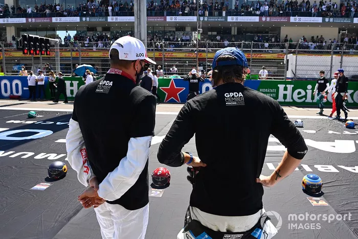 Kimi Raikkonen, Alfa Romeo Racing, y Fernando Alonso, Alpine F1  
