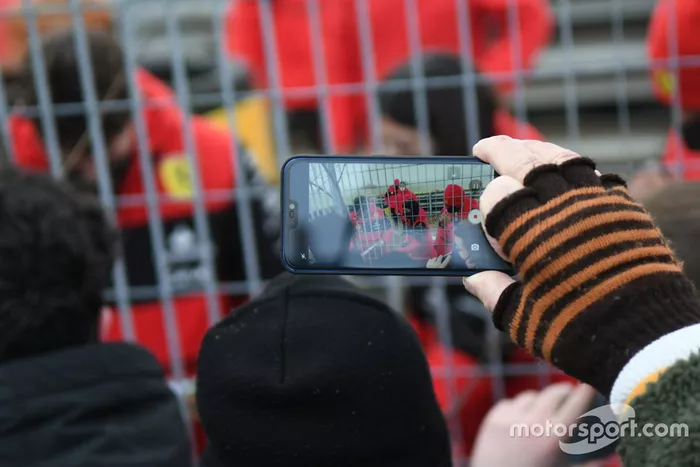 Los fans de Ferrari esperan la firma de autógrafos