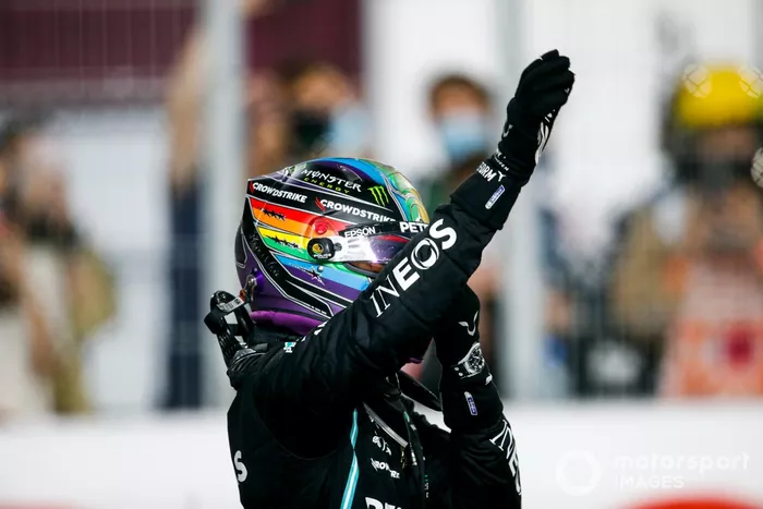 Ganador Lewis Hamilton, Mercedes, en Parc Ferme