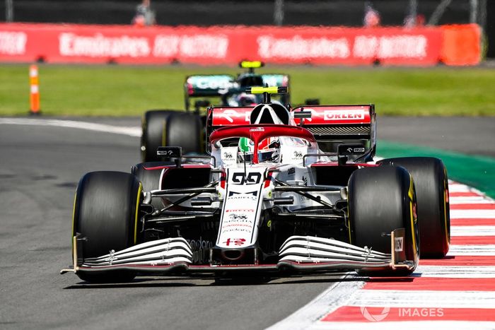 Antonio Giovinazzi, Alfa Romeo Racing C41, Sebastian Vettel, Aston Martin AMR21