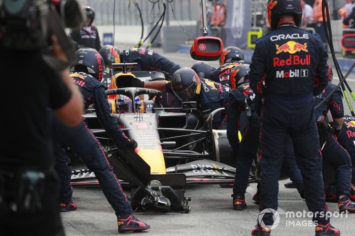 Max Verstappen, Red Bull Racing RB18, hace una parada en boxes
