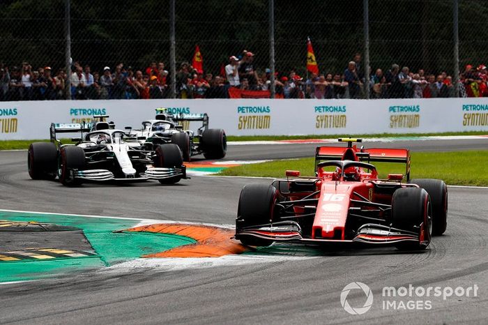 Charles Leclerc, Ferrari SF90, lidera Lewis Hamilton, Mercedes AMG F1 W10, y Valtteri Bottas, Mercedes AMG W10.