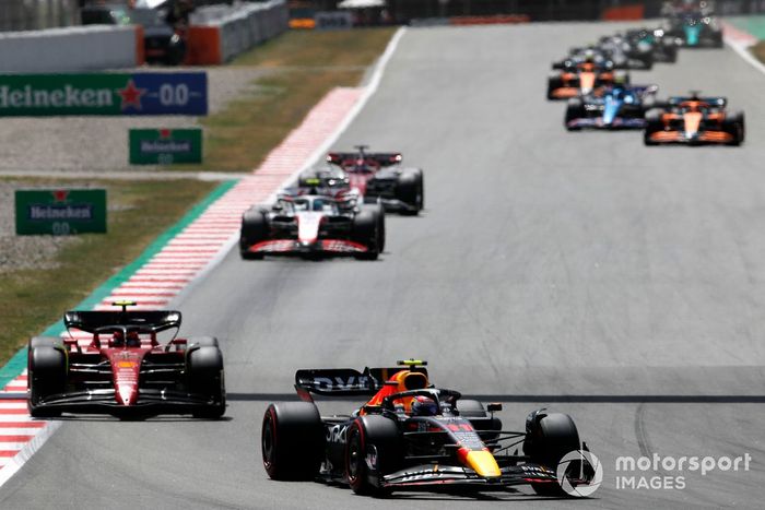 Sergio Pérez, Red Bull Racing RB18, Carlos Sainz, Ferrari F1-75, Mick Schumacher, Haas VF-22 