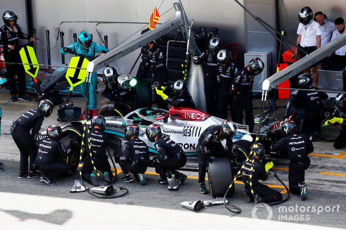 George Russell, Mercedes W13, hace una parada 